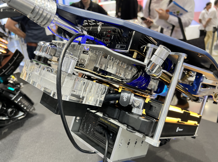 Im Stachelrochen fließt ebenfalls gefärbtes Wasser. (Bild: Martin Böckmann)